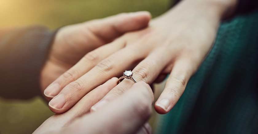 hombre poniendo anillo alianza matrimonio mujer decisiones