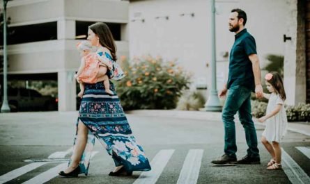 mantener vivo el romance en el matrimonio mientras criamos hijos pareja cruzando calle